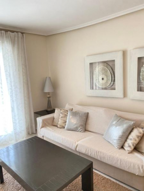 Elegant 2-Bedroom Apartment in Benidorm with Private Pool and Scenic Garden Views, Cala